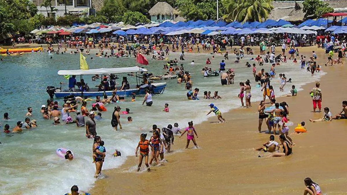 Acapulco - turismo en playa caletilla